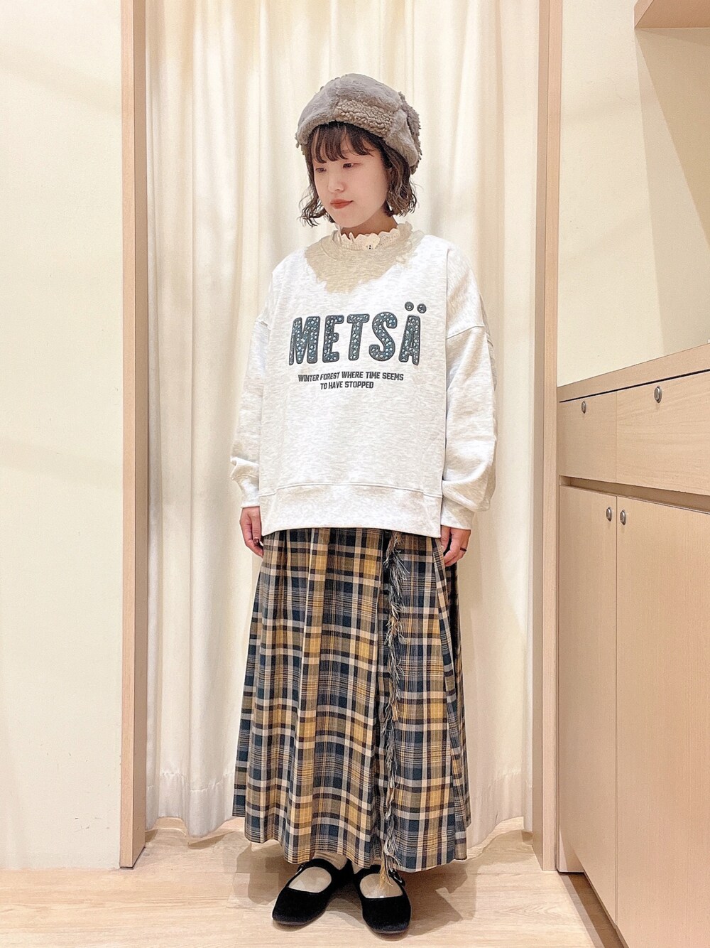 「サマンサ モスモス(Samansa Mos2)、Samansa Mos2、SM2、ロゴスウェット、スウェット、レースブラウス、チェックスカート、プリーツスカート、ボアワッチ、秋冬コーデ、古着風、低身長」｜「Samansa Mos2のボアパッチワークベレー（ハット、ブラウン系）」を使った、orinaさん（レディース・153cm）の秋コーディネートの1枚目の写真