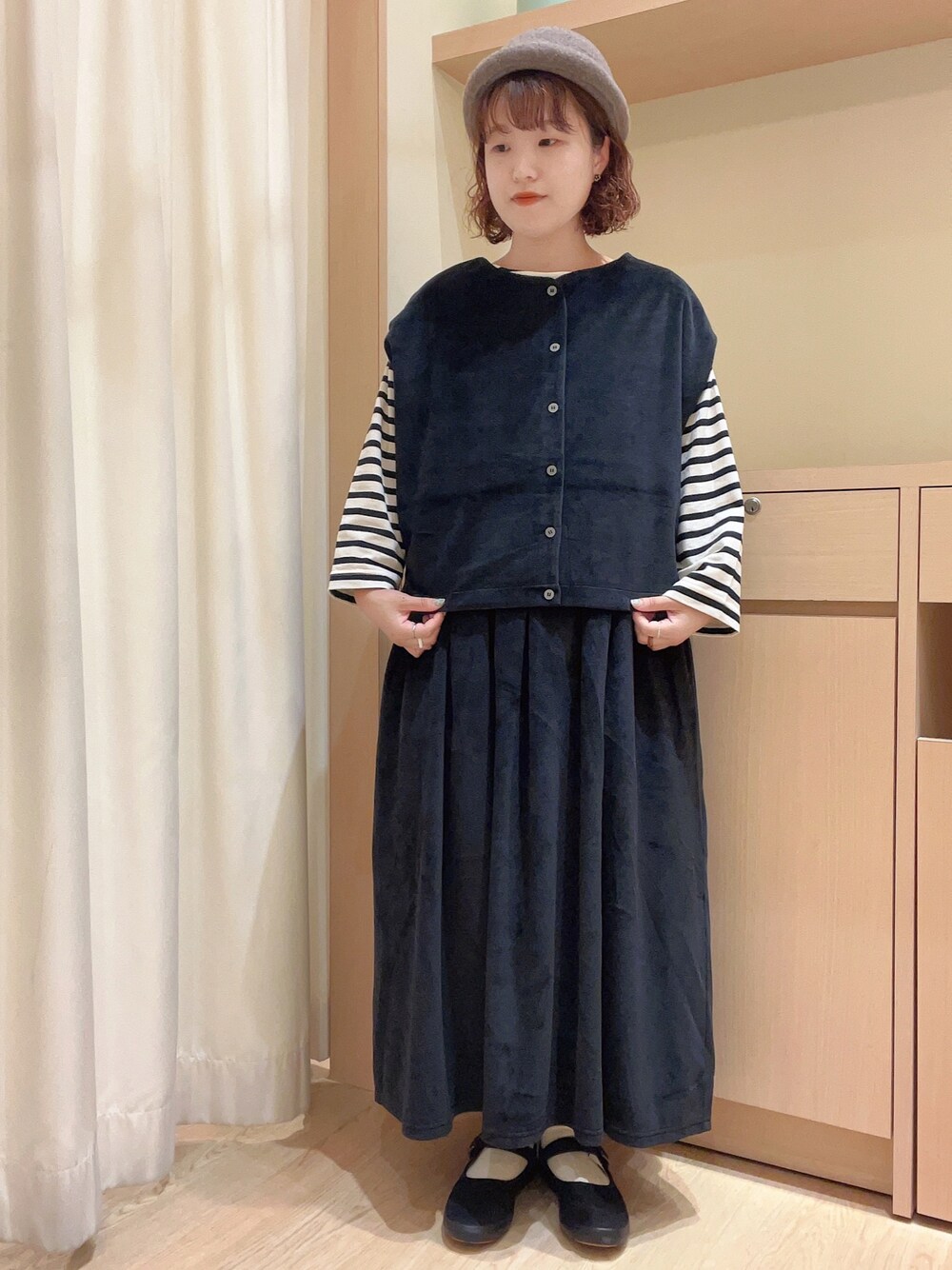 「サマンサ モスモス(Samansa Mos2)、Samansa Mos2、ベロア、ベロアワンピース、ノースリーブワンピース、ベスト、レイヤードスタイル、モノトーン、ボーダートップス、ボーダー、秋冬コーデ、低身長」｜「Samansa Mos2の8分袖ボーダーカットソー（Tシャツ/カットソー、ホワイト系）」を使った、orinaさん（レディース・153cm）の秋コーディネートの1枚目の写真