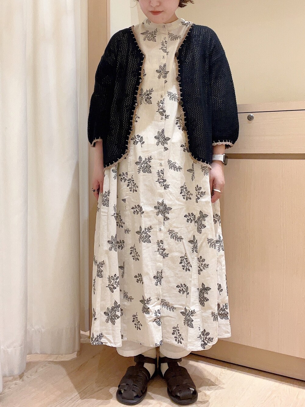 「サマンサ モスモス(Samansa Mos2)、Samansa Mos2、刺繍ワンピース、花刺繍、キナリ、カーディガン、スカラップ、ペチパンツ、初夏コーデ、低身長コーデ、ナチュラル」｜「Samansa Mos2の配色スカラップカーディガン（カーディガン/ボレロ、ブラック系）」を使った、orinaさん（レディース・153cm）の春コーディネートの1枚目の写真