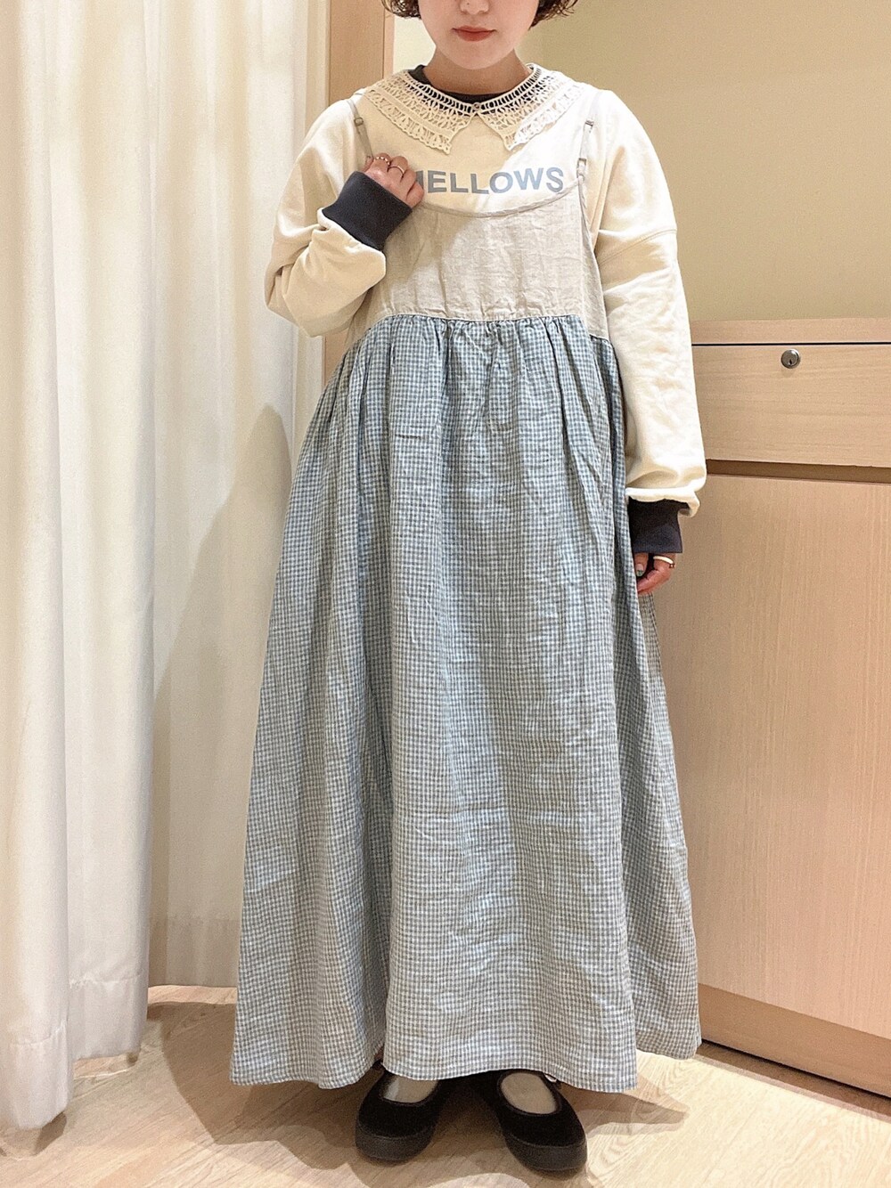 「サマンサ モスモス(Samansa Mos2)、Samansa Mos2、kazumiコラボ、キャミワンピース、キャミワンピ、ミントグリーン、ギンガムチェック、ロゴスウェット、スウェット、カジュアルコーデ、カジュアル、カジュアルガーリー、つけ襟、低身長コーデ」｜「Samansa Mos2の裏毛配色リブスウェット（ニット/セーター、ホワイト系）」を使った、orinaさん（レディース・153cm）の冬コーディネートの1枚目の写真