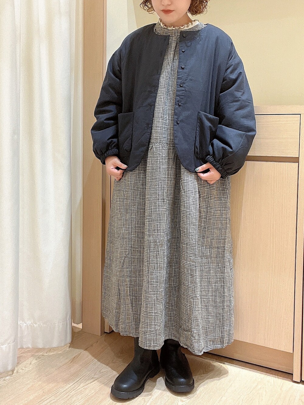 「Samansa Mos2、サマンサ モスモス(Samansa Mos2)、リネンワンピース、リネン、チェック、チェックワンピース、ショートジャケット、ノーカラージャケット、アウター、秋冬コーデ、低身長コーデ」｜「Samansa Mos2の中綿カポック混ジャケット（ノーカラージャケット、ブラック系）」を使った、orinaさん（レディース・153cm）の秋コーディネートの1枚目の写真