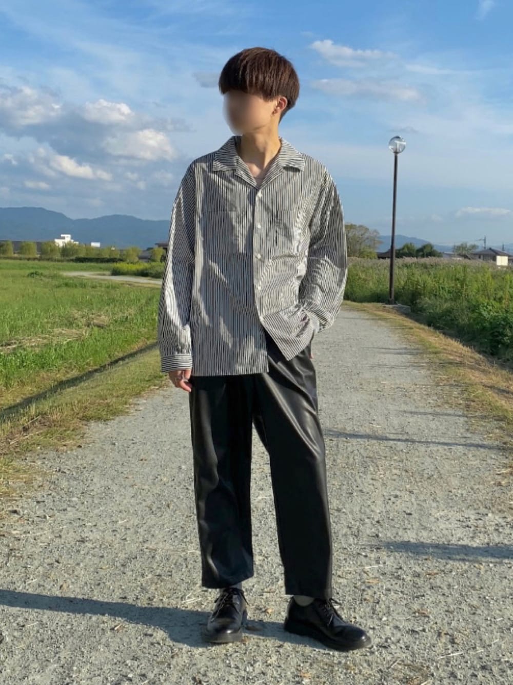 「レザー、秋のコーデ、ストライプ、モノトーン、学生、大学生、オーバーサイズ、革靴、ドルマンスリーブ、レザーパンツ、オープンカラーシャツ、秋コーデ、wearhalloween2021、だから秋服が好き」｜「WYM LIDNMの【WYM LIDNM】FAKE LEATHER TROUSERS -2021 S/S 2nd COLLECTION-（その他パンツ、ブラック系）」を使った、nao.さん（メンズ・170cm）の秋コーディネートの1枚目の写真