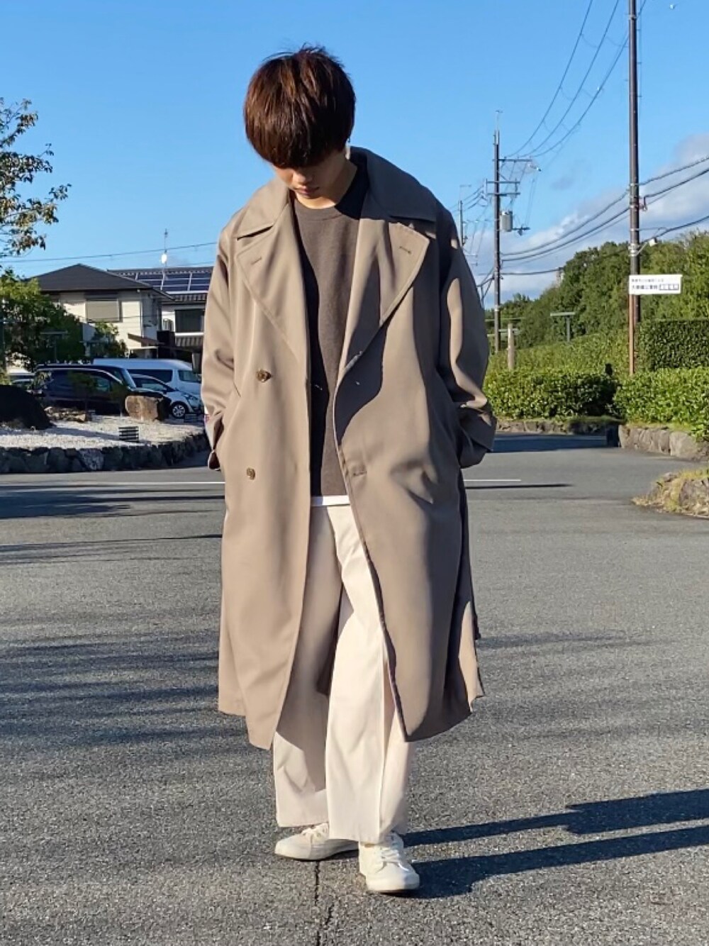 「ニット、トレンチコート、ベージュ、UNIQLO、スラックス、レイヤードスタイル、学生、大学生、白スニーカー、白パンツ、秋コーデ、秋冬コーデ」｜「WYM LIDNMの【WYM LIDNM】PE LIGHT TWILL MINIMAL TRENCH（トレンチコート、ベージュ系）」を使った、nao.さん（メンズ・170cm）の秋コーディネートの1枚目の写真