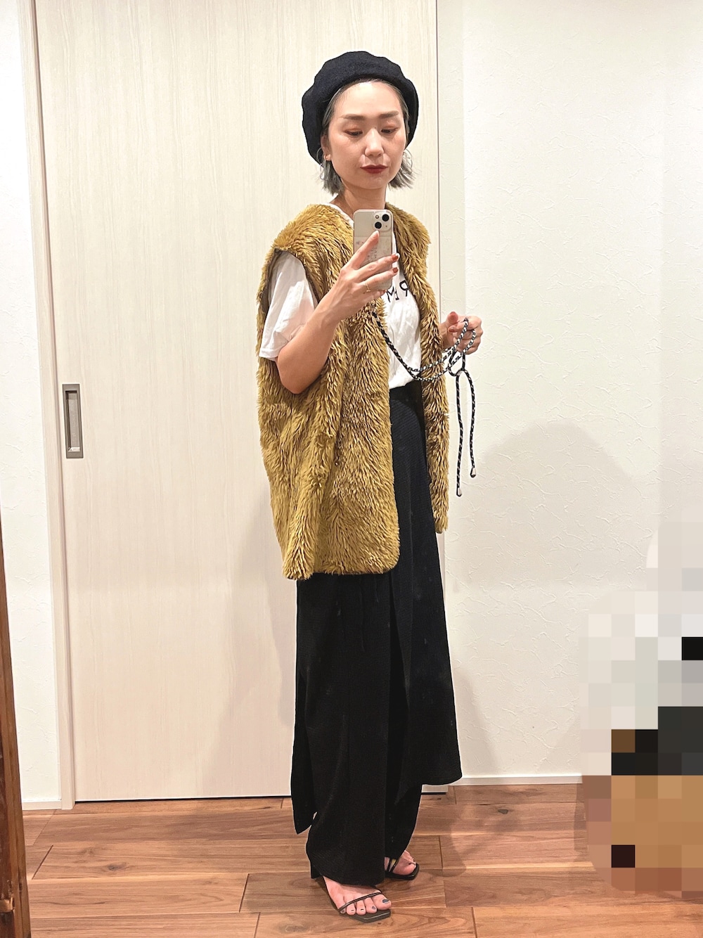 「秋先取りコーデ、着回しコーデ、大人カジュアル、パンツスタイル、Tシャツ、ベストコーデ、ファーベスト、ベレー帽、ラップパンツ、シンプル、ママコーデ」｜「楽天のアイテム（ハンチング/ベレー帽、ブラック系）」を使った、yuさん（レディース・158cm）の秋コーディネートの1枚目の写真