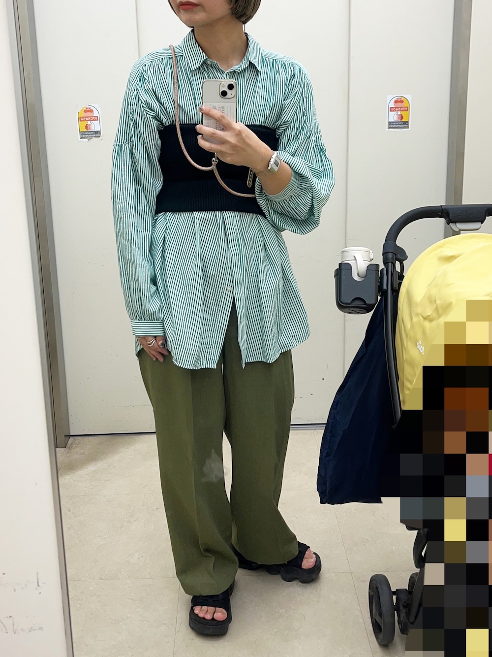 「パンツコーデ、スラックス、グリーン、春服、ボリューム袖、ストライプシャツ、ビスチェ、NIKE、エアマックスココ、ママコーデ」｜「AMERICAN HOLICのバックオープンギャザーチュニック（チュニック、グリーン系）」を使った、yuさん（レディース・158cm）の春コーディネートの1枚目の写真