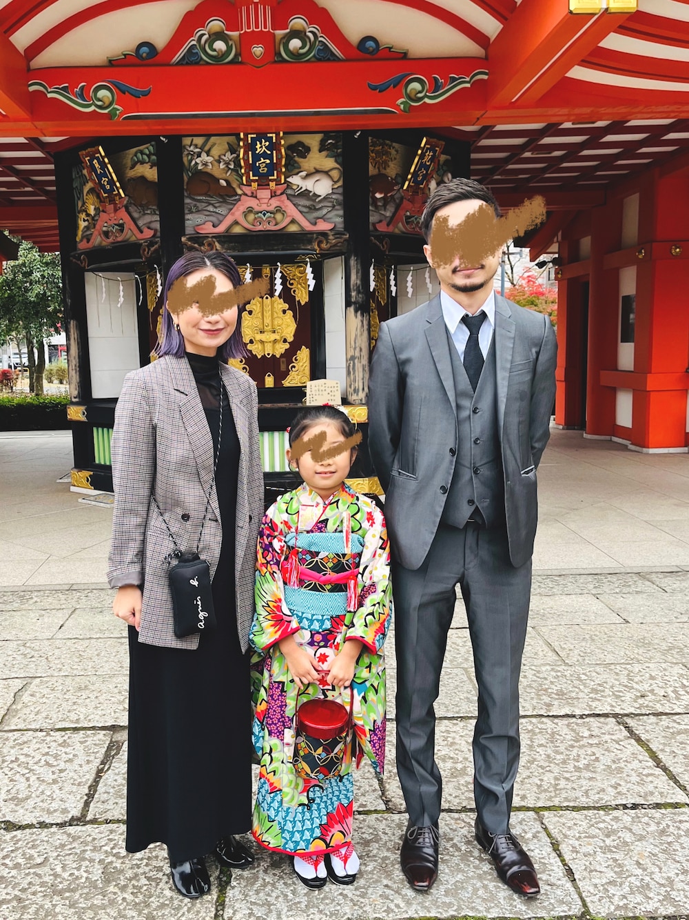 「シンプル、七五三、ママコーデ、フォーマル、ハイネック、シアートップス、ブラック、ジャケット、テーラードジャケット、お参り、モノトーン、着物、753」｜「Chaco closetのシアーハイネックカラーインナートップス（Tシャツ/カットソー、ブラック系）」を使った、yuさん（レディース・158cm）の秋コーディネートの1枚目の写真