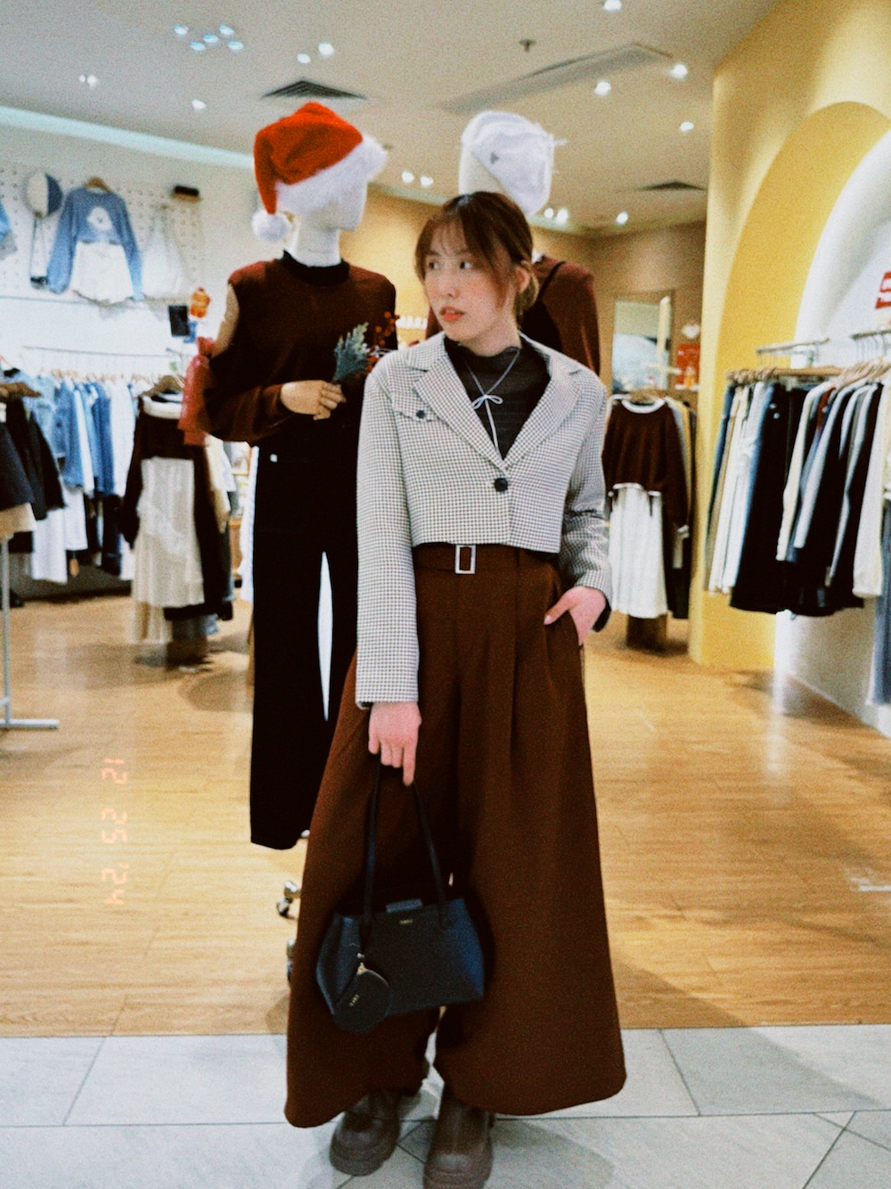 「HAREのDABOワイドパンツ(HARE)（その他パンツ、レッド系）」を使った、Doris ☾さん（レディース・170cm）の冬コーディネートの1枚目の写真
