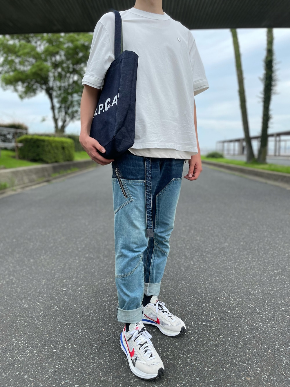 Sacaiのデニムパンツを使った人気ファッションコーディネート