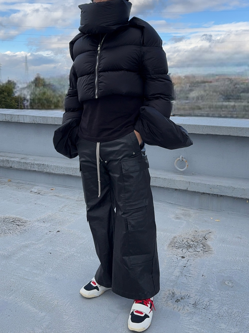 「冬コーデ、マイベストコーデ2024、RICK OWENS、travisscott、NIKE、スニーカー、デニム、ワイドパンツ、モード、UNIQLO、オールブラック、ブラック、ダウンジャケット、ootd、スニーカーコーデ」｜「Rick Owensのアイテム（ダウンジャケット/コート、ブラック系）」を使った、Haruさん（メンズ・184cm）の冬コーディネートの1枚目の写真