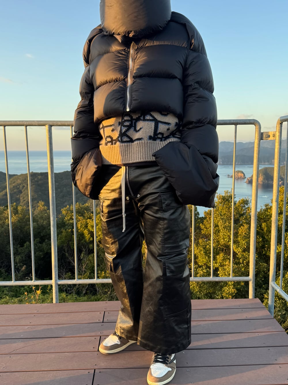「冬アウター、ダウンジャケット、RICK OWENS、NIKE、スニーカー、ワイドパンツ、デニムパンツ、travisscott、Dior、スニーカーコーデ、ニット、ブラックコーデ、モード、UNIQLO、デニム」｜「Rick Owensのアイテム（ダウンジャケット/コート、ブラック系）」を使った、Haruさん（メンズ・184cm）の冬コーディネートの1枚目の写真