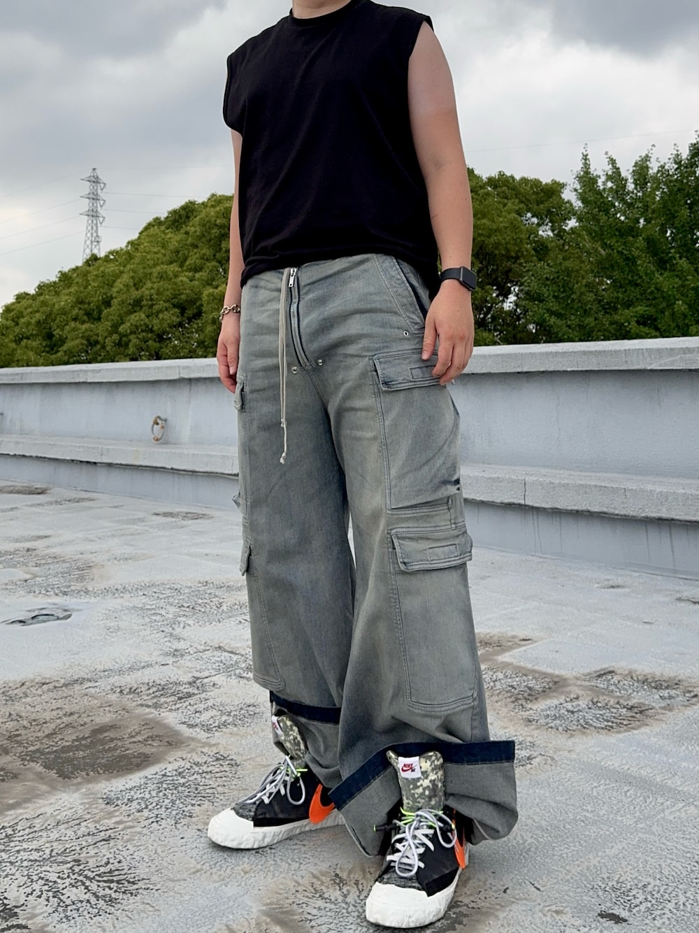 「READYMADE、NIKE、スニーカー、RICK OWENS、GU、UNIQLO、ワイドパンツ、ワイドデニム、デニムパンツ、夏コーデ、ノースリーブ、ootd、カーゴパンツ、スニーカーコーデ、夏」｜「GUのアイテム（Tシャツ/カットソー、ブラック系）」を使った、Haruさん（メンズ・184cm）の夏コーディネートの1枚目の写真