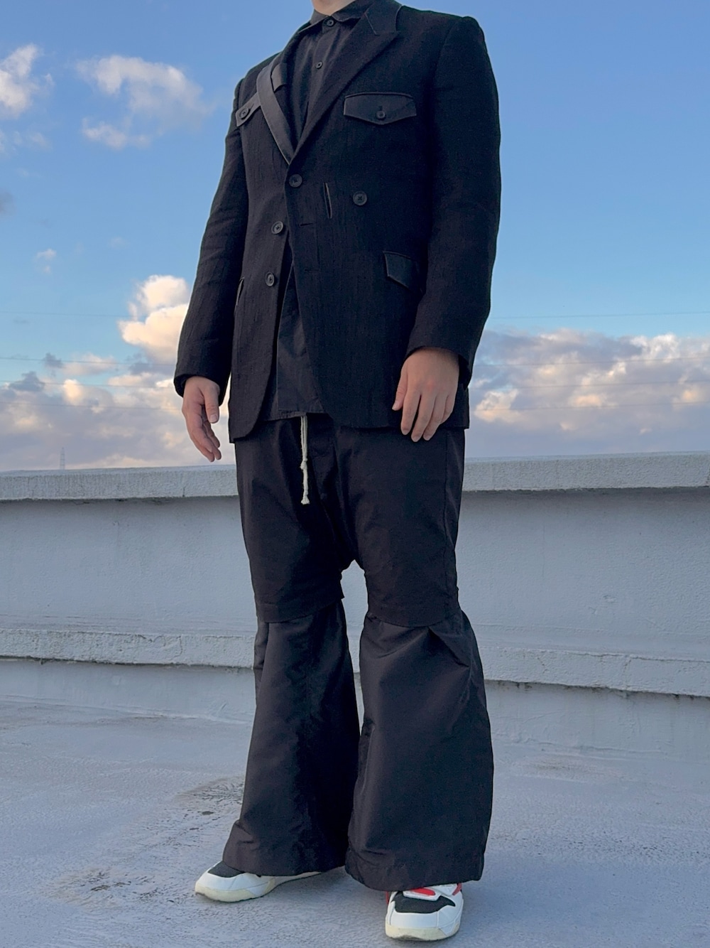「最近のいい感じコーデ、yohji yamamoto pour homme、RICK OWENS、レイヤードスタイル、モード、NIKE、スニーカー、ワイドパンツ、レザー、sacai、travisscott、GU、ジャケット、モノトーン、シンプルコーデ」｜「Yohji Yamamoto POUR HOMMEのアイテム（テーラードジャケット、ブラック系）」を使った、Haruさん（メンズ・184cm）の秋コーディネートの1枚目の写真