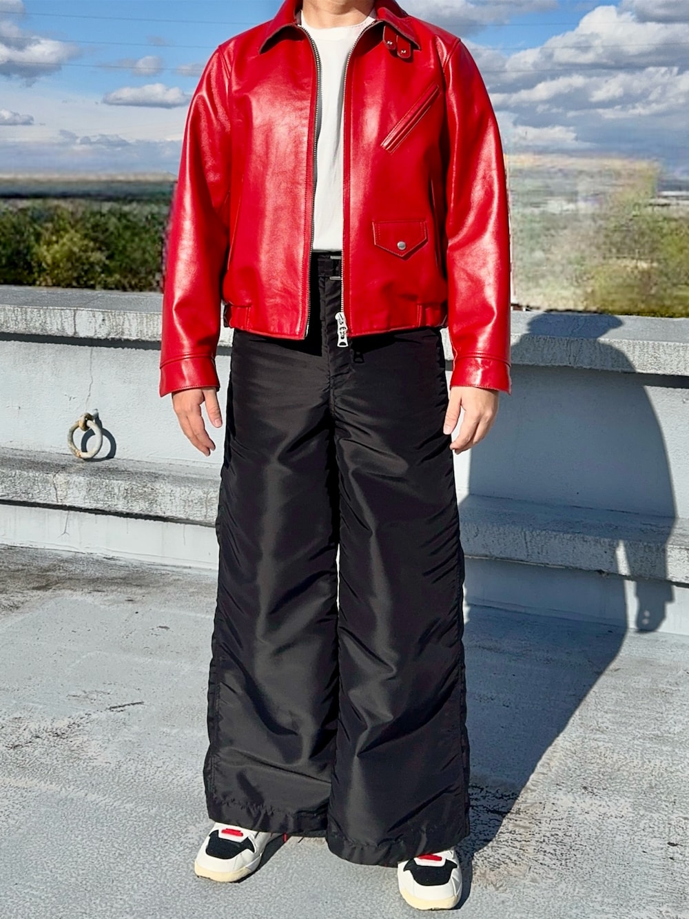 「冬アウター、sacai、レザージャケット、レザー、ワイドパンツ、NIKE、スニーカー、travisscott、モード、シンプル、スニーカーコーデ、ootd、キレイめ、シンプルコーデ、UNIQLO」｜「Sacaiのアイテム（ライダースジャケット、レッド系）」を使った、Haruさん（メンズ・184cm）の冬コーディネートの1枚目の写真