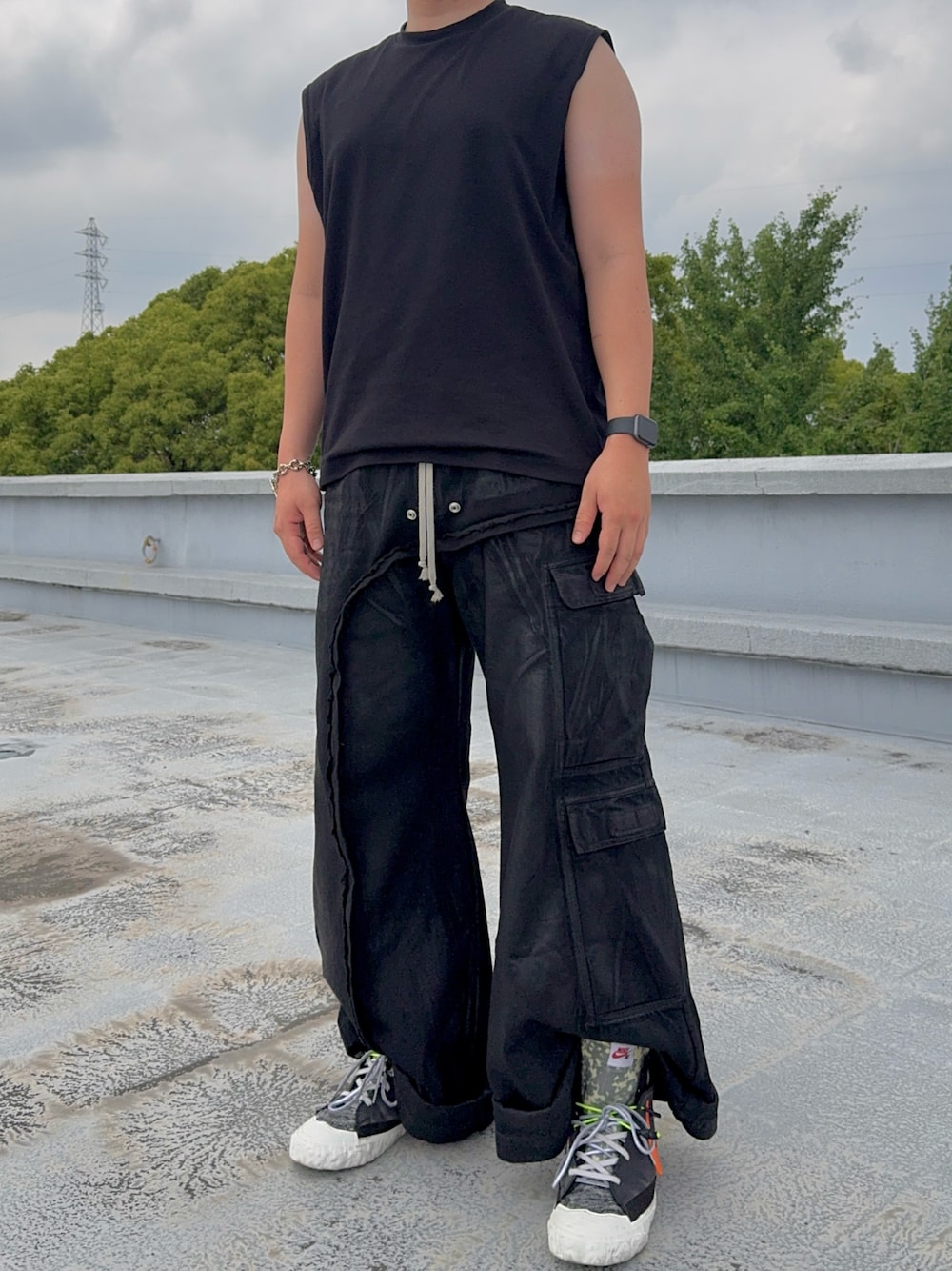 「ブラックコーデ、NIKE、スニーカー、RICK OWENS、GU、プチプラ、ワイドパンツ、オールブラック、夏コーデ、ノースリーブ、READYMADE、シンプルコーデ、夏、UNIQLO、黒Tシャツ」｜「GUのアイテム（Tシャツ/カットソー、ブラック系）」を使った、Haruさん（メンズ・184cm）の夏コーディネートの1枚目の写真