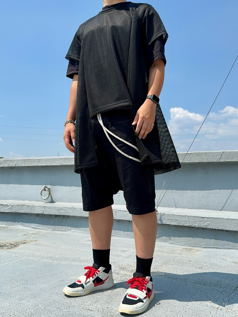 「レイヤードスタイル、プチプラ、お出かけコーデ、アツいコーデ全部見せ、RICK OWENS、サルエルパンツ、ショートパンツ、スニーカー、COMME des GARCONS HOMME PLUS、travisscott、UNIQLO、シンプル、NIKE、ショーツ、ブラック」｜「COMME des GARCONS HOMME PLUSのアイテム（Tシャツ/カットソー、ブラック系）」を使った、Haruさん（メンズ・184cm）の夏コーディネートの1枚目の写真