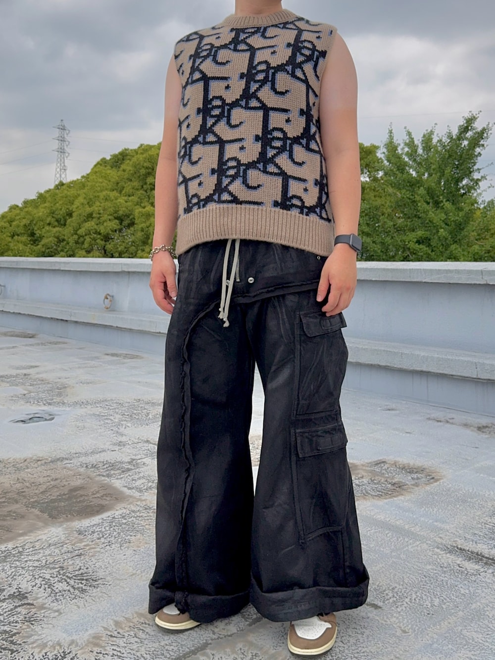 「Dior、travisscott、NIKE、スニーカー、エアジョーダン、RICK OWENS、GU、UNIQLO、ノースリーブ、ニット、夏コーデ、ootd、ワイドパンツ、デニムパンツ、ワイドデニム」｜「GUのアイテム（Tシャツ/カットソー、ブラック系）」を使った、Haruさん（メンズ・184cm）の夏コーディネートの1枚目の写真