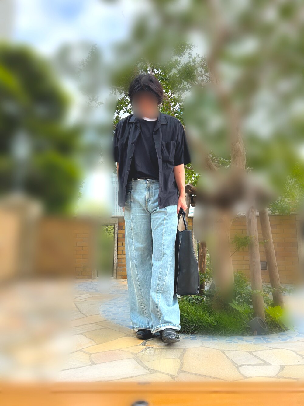 ブルー系のデニムパンツ、ブラック系のTシャツ/カットソー、ブラック系のシャツ/ブラウスを着用したメンズの夏コーディネートの1枚目の写真