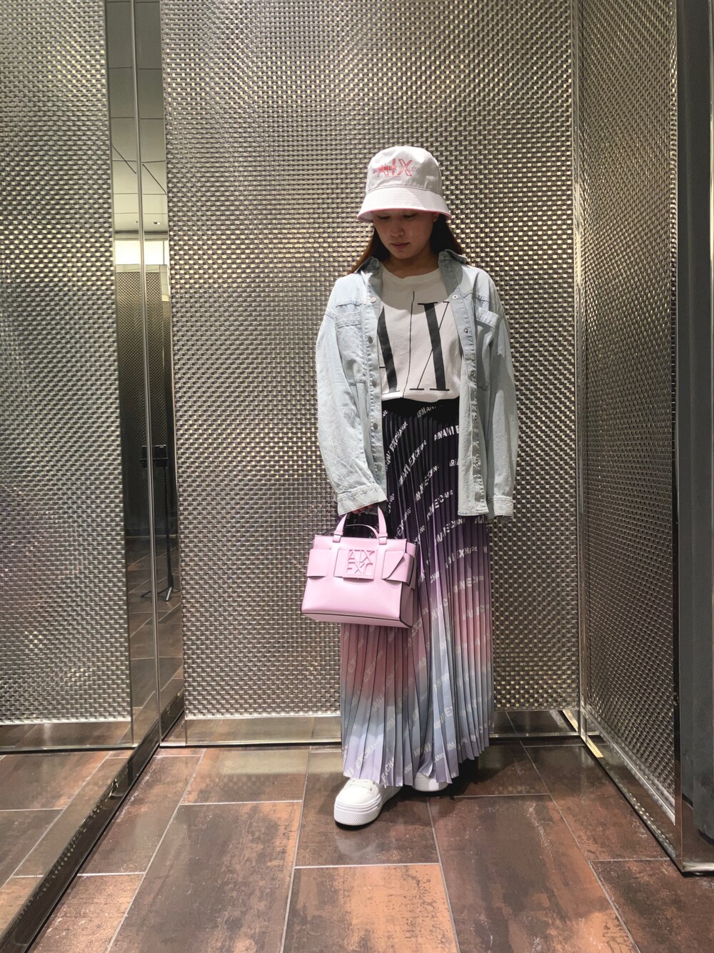 「AXchanger、AXchange、アルマーニエクスチェンジ、カジュアルコーデ、楽チンコーデ、スニーカー」｜「ARMANI EXCHANGEの【A|X アルマーニ エクスチェンジ】SUMMER BEATS　バケットハット（ハット、ホワイト系）」を使った、myc.☻*さん（レディース・155cm）の夏コーディネートの1枚目の写真