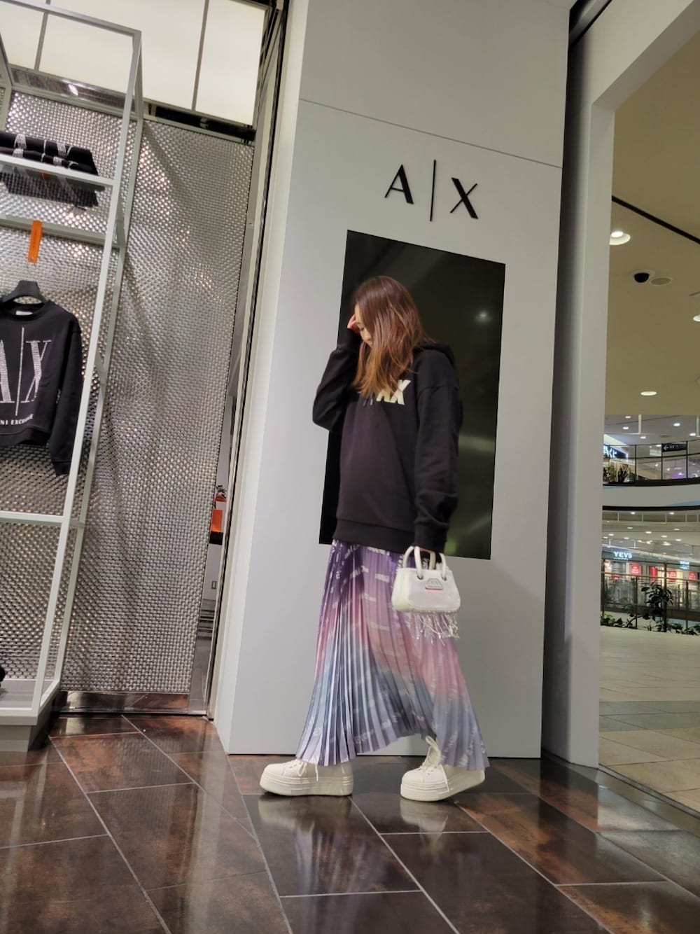 「オーバーサイズ、シンプルコーデ、低身長、armaniexchange、oversize、アルマーニエクスチェンジ、axchange、AXchanger」｜「ARMANI EXCHANGEの【A|X アルマーニ エクスチェンジ】AXロゴ スウェットフーデッドプルオーバー (UNISEX CAPSULE)（スウェット、ブラック系）」を使った、myc.☻*さん（レディース・155cm）の冬コーディネートの1枚目の写真