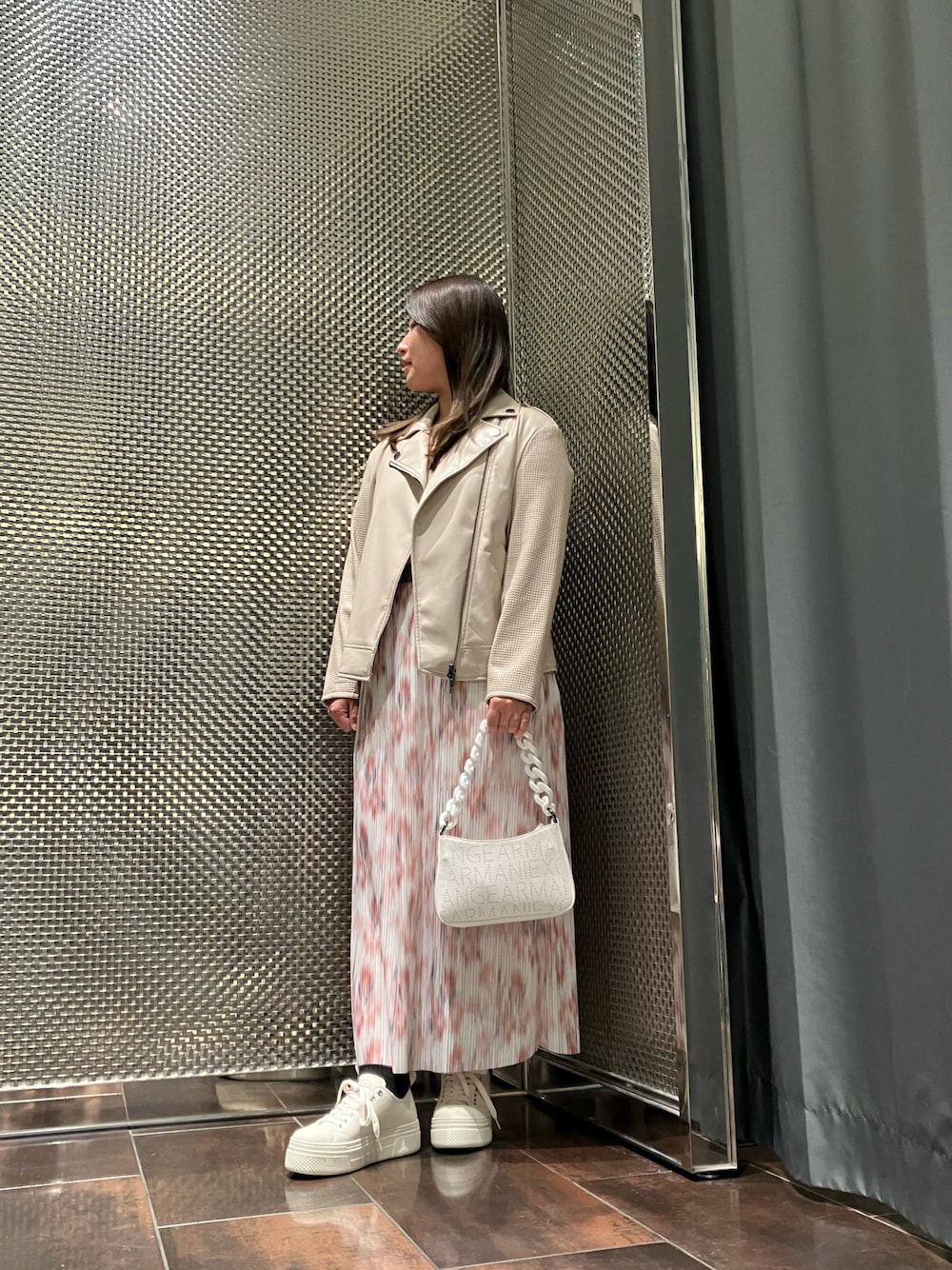 「AXchanger、AXchange、アルマーニエクスチェンジ、ていしんちょう、きれいめコーディネート」｜「ARMANI EXCHANGEの【A|X アルマーニ エクスチェンジ】パンチングロゴチェーンハンドル　ミニショルダーバッグ（ショルダーバッグ、ホワイト系）」を使った、myc.☻*さん（レディース・155cm）の春コーディネートの1枚目の写真