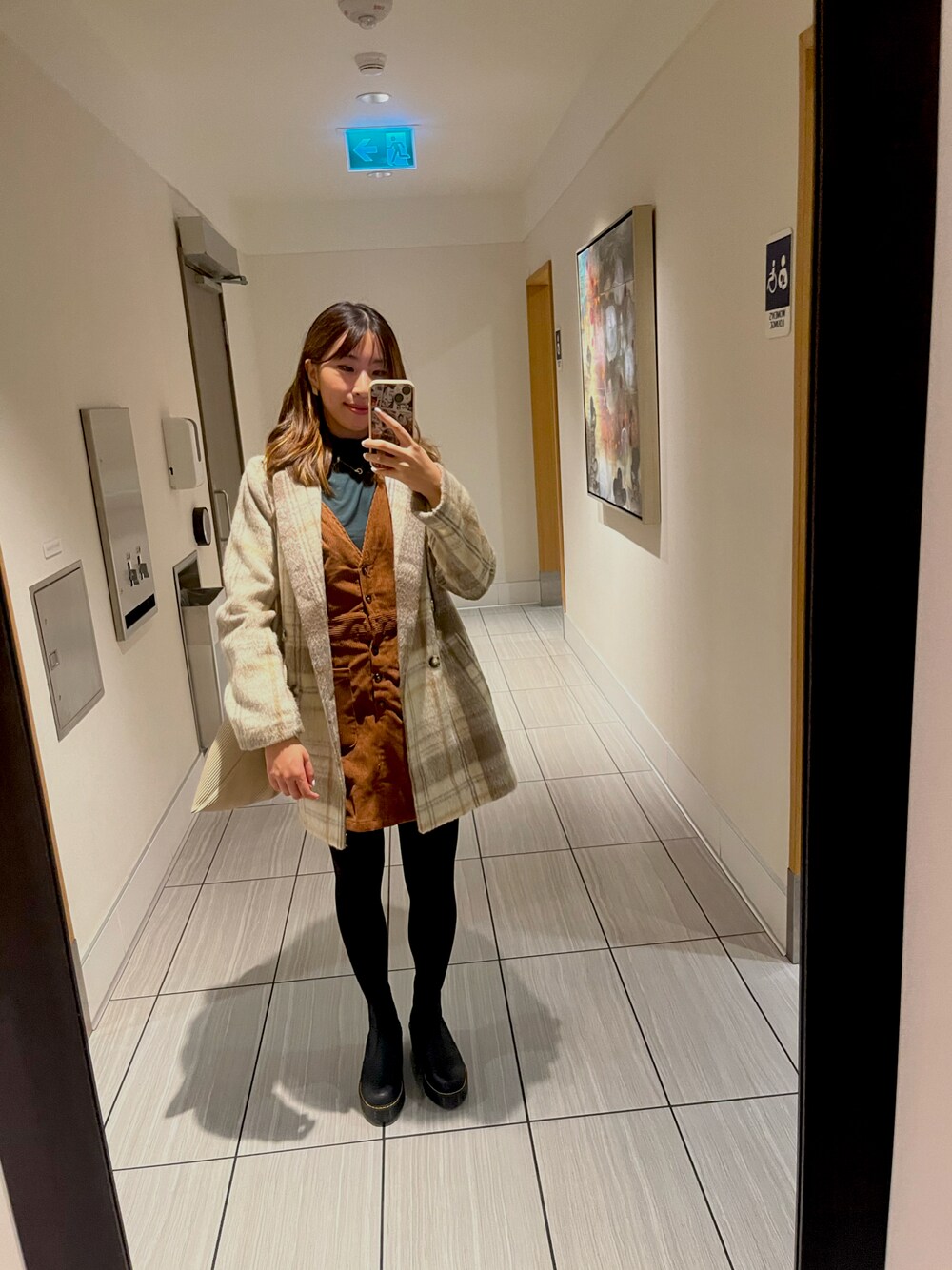 「秋ルック紹介するよ、秋🍁コーデ、オトナカジュアル」｜「Dr. Martensのアイテム（ブーツ、ブラック系）」を使った、mewmewpawerさん（レディース・160cm）の秋コーディネートの1枚目の写真