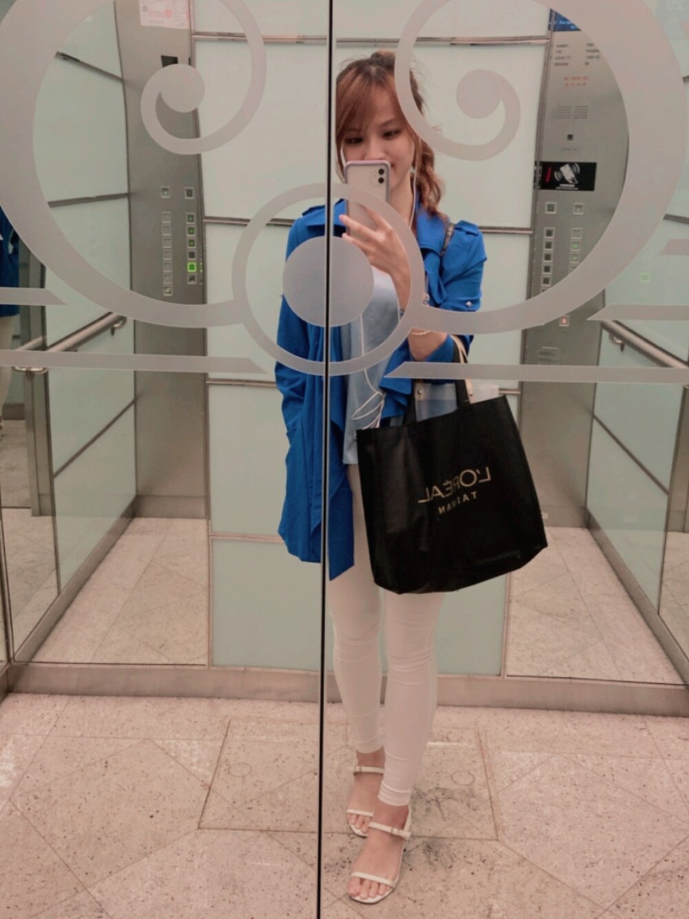 「ootd、ootdtw、fashion、blue、white、OL、office、office style、TAIPEI、Taipei 101」｜「NETのアイテム（パンツ、ホワイト系）」を使った、Arielさん（レディース・165cm）の冬コーディネートの1枚目の写真