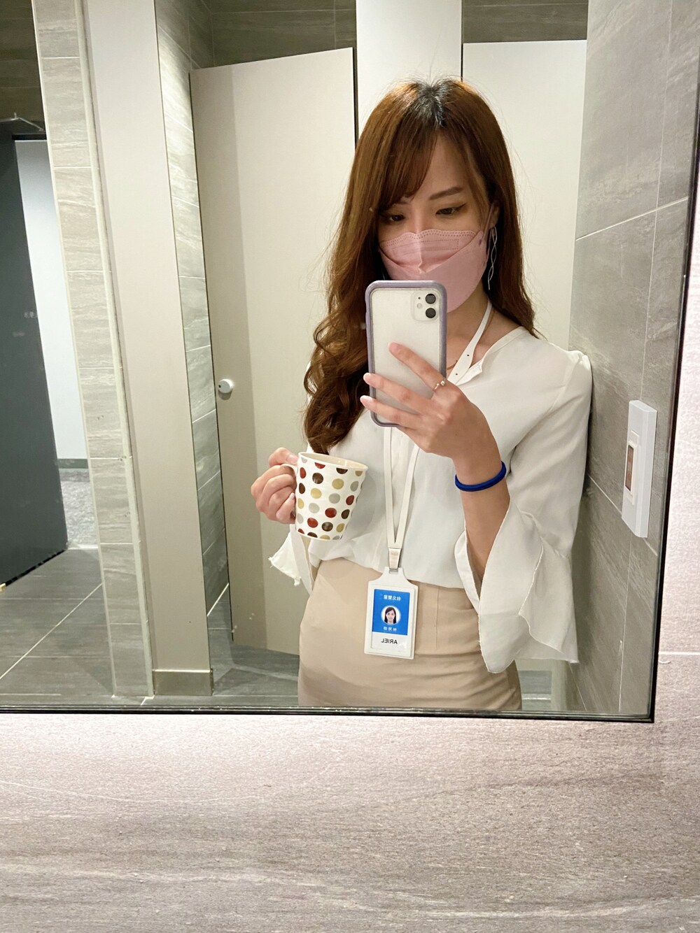 「ootd、business、OL、office、office style、office lady、work、white、Taipei city、New Taipei City」｜「no brandのアイテム（ビジネスシャツ、ホワイト系）」を使った、Arielさん（レディース・165cm）の春コーディネートの1枚目の写真