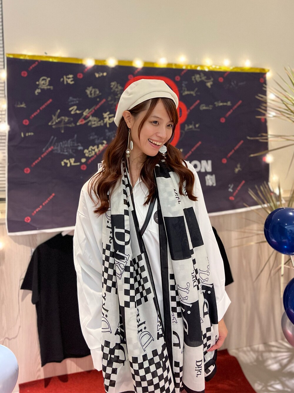 「shirts、white、scarf、hsinchu、Taiwan、black、PARTY、fashion、ootd、dresscode」｜「no brandのアイテム（ハンチング/ベレー帽、ホワイト系）」を使った、Arielさん（レディース・165cm）の秋コーディネートの1枚目の写真