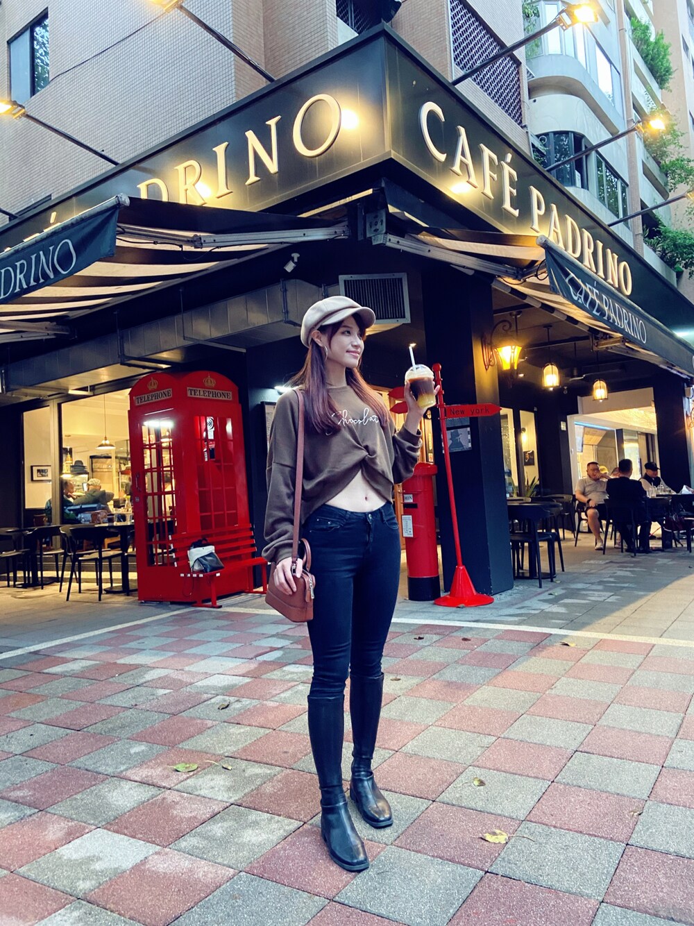 「教父咖啡、TAIPEI、ootd、autumn、BROWN」｜「no brandのアイテム（トップス、ブラウン系）」を使った、Arielさん（レディース・165cm）の秋コーディネートの1枚目の写真