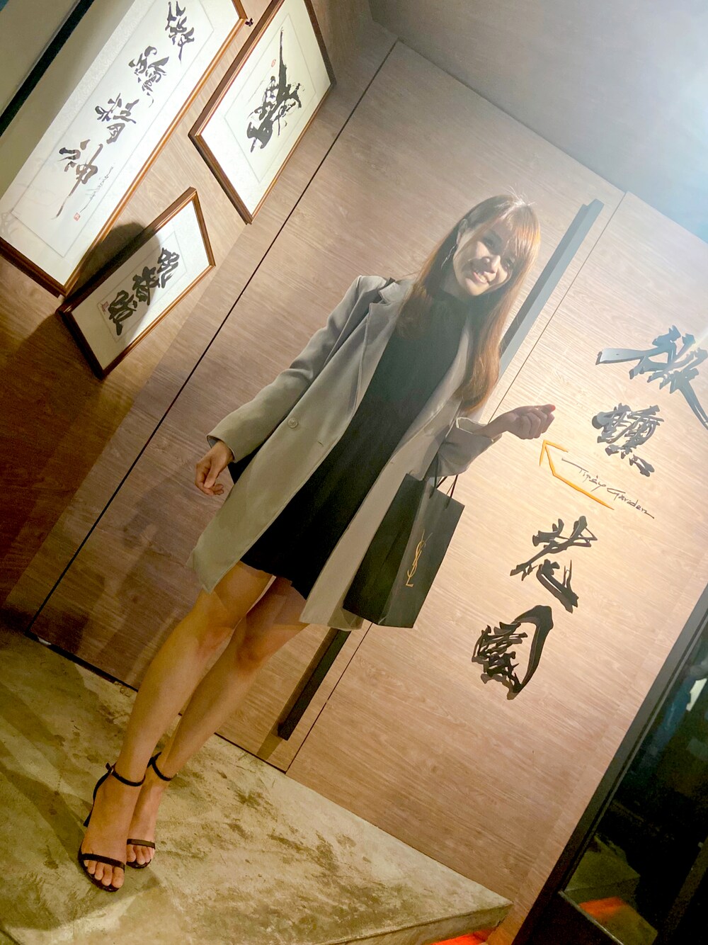 「OL、black、西裝外套、bar、dress、ootd」｜「no brandのアイテム（テーラードジャケット、ベージュ系）」を使った、Arielさん（レディース・165cm）の秋コーディネートの1枚目の写真