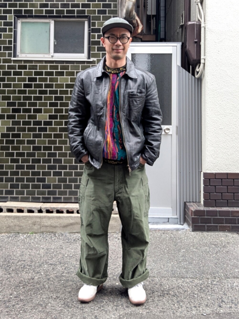 「メンズファッション、お洒落さんとつながりたい、今日のコーデ、レザー、レザージャケット、古着、古着MIX、古着コーデ、古着好きな人と繋がりたい」｜「古着のアイテム（カーゴパンツ、グリーン系）」を使った、ひろさん（メンズ・171cm）の冬コーディネートの1枚目の写真