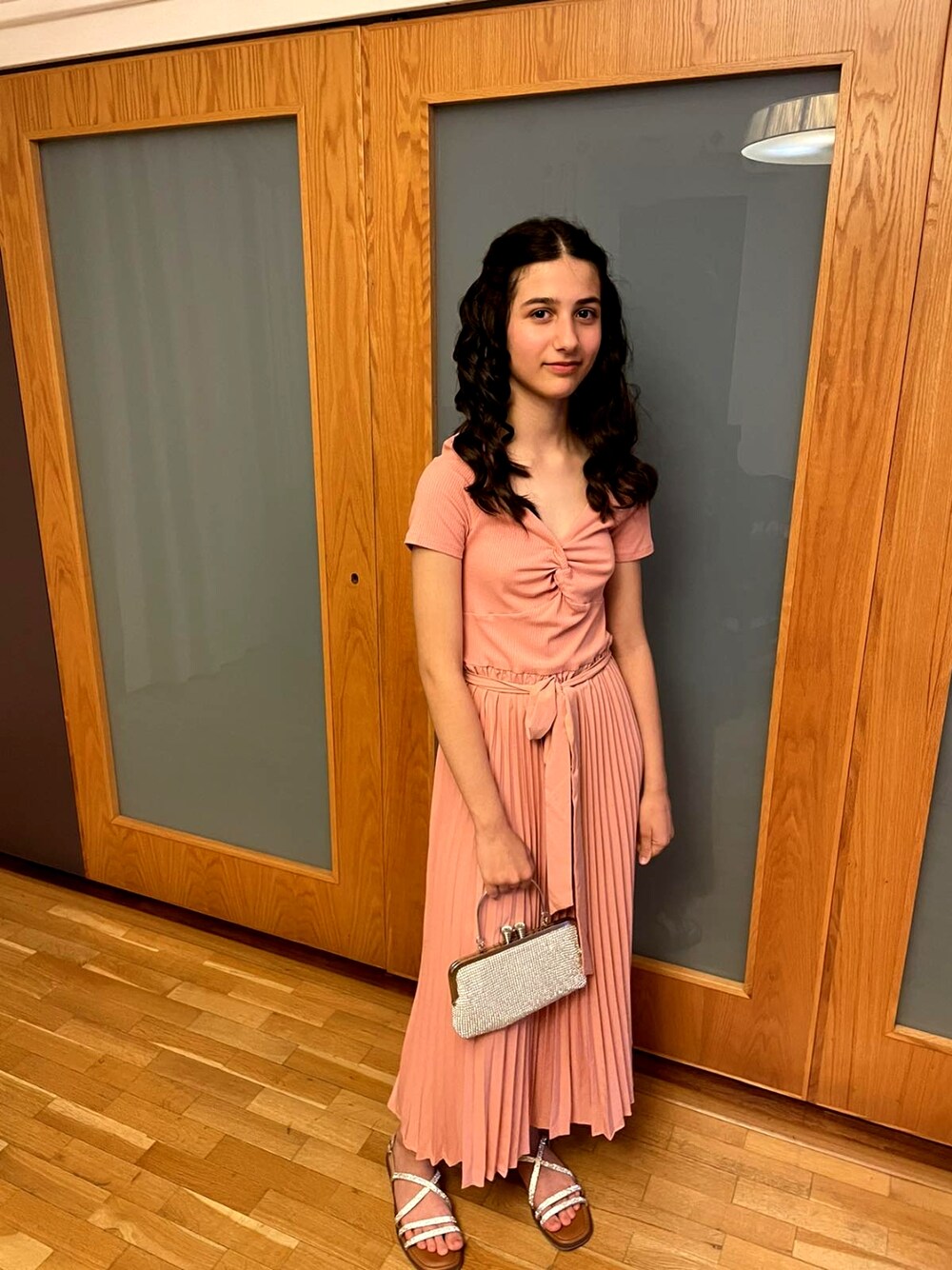 「Mossimoのアイテム（クラッチバッグ、シルバー系）」を使った、ariadniloucaさん（レディース・162cm）の夏コーディネートの1枚目の写真
