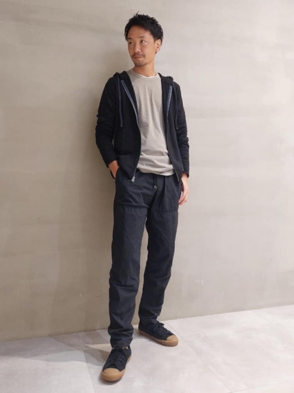 「TOMORROWLAND、トゥモローランド、JAMES PERSE、REPRODUCTION OF FOUND、ロンT、Tシャツ、パーカー、大人カジュアル、デイリーカジュアル、スニーカー、リラックススタイル」｜「JAMES PERSEのベーシッククルーネックTシャツ MLJ3311（Tシャツ/カットソー、ホワイト系）」を使った、Nishio_TOMORROWLANDさん（メンズ・183cm）の秋コーディネートの1枚目の写真
