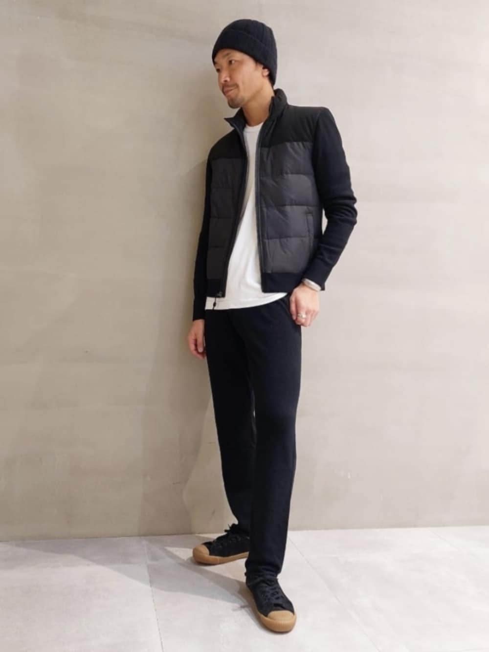 「TOMORROWLAND、トゥモローランド、JAMES PERSE、カシミヤ、セットアップ、ニットジャケット、ビーニー、REPRODUCTION OF FOUND、ニットパンツ、リラックススタイル」｜「JAMES PERSEのクルーネック長袖Ｔシャツ MLJ3351（Tシャツ/カットソー、ホワイト系）」を使った、Nishio_TOMORROWLANDさん（メンズ・183cm）の秋コーディネートの1枚目の写真