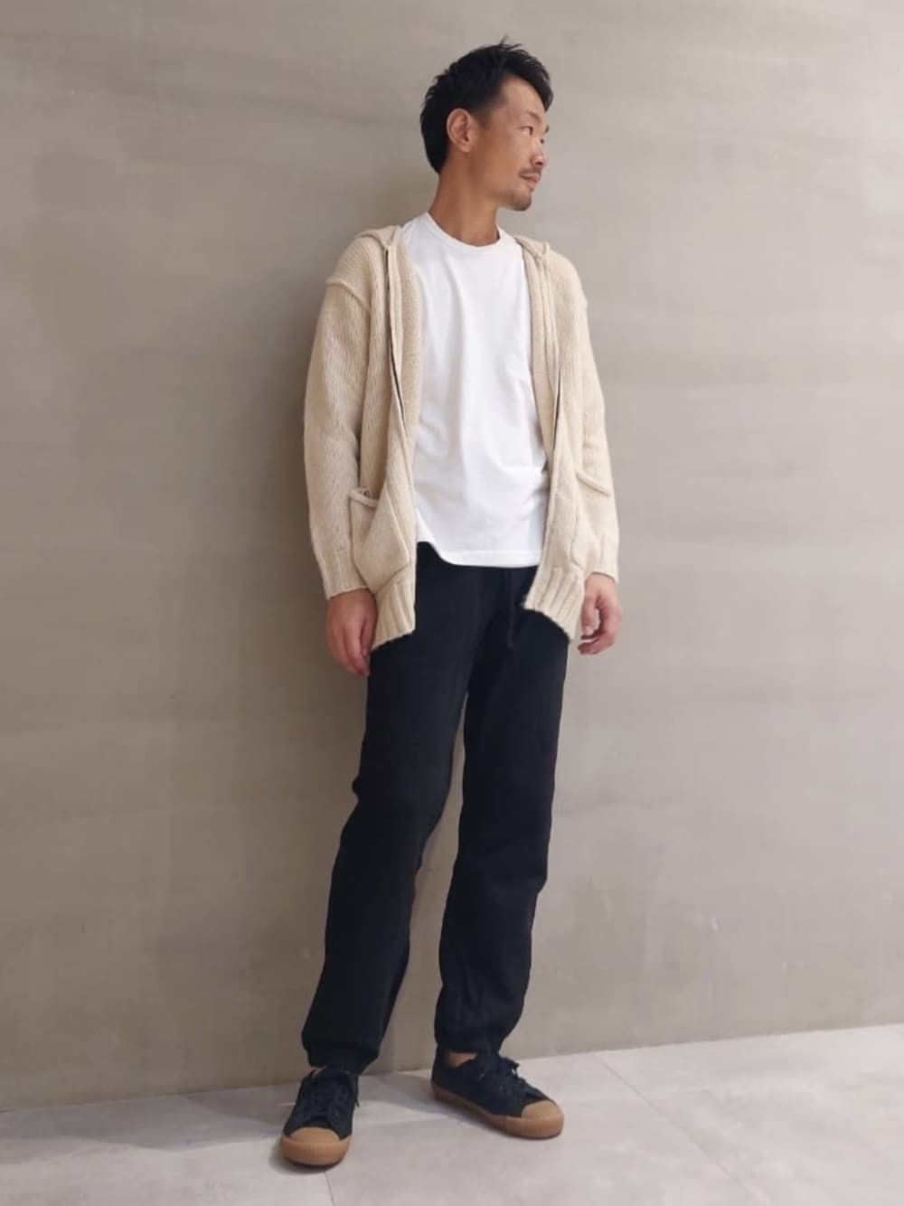 「TOMORROWLAND、トゥモローランド、JAMES PERSE、REPRODUCTION OF FOUND、カーディガン、フーディー、ユニセックス、別注、スウェットパンツ、リラックススタイル」｜「JAMES PERSEのベーシッククルーネックTシャツ MLJ3311（Tシャツ/カットソー、ホワイト系）」を使った、Nishio_TOMORROWLANDさん（メンズ・183cm）の秋コーディネートの1枚目の写真