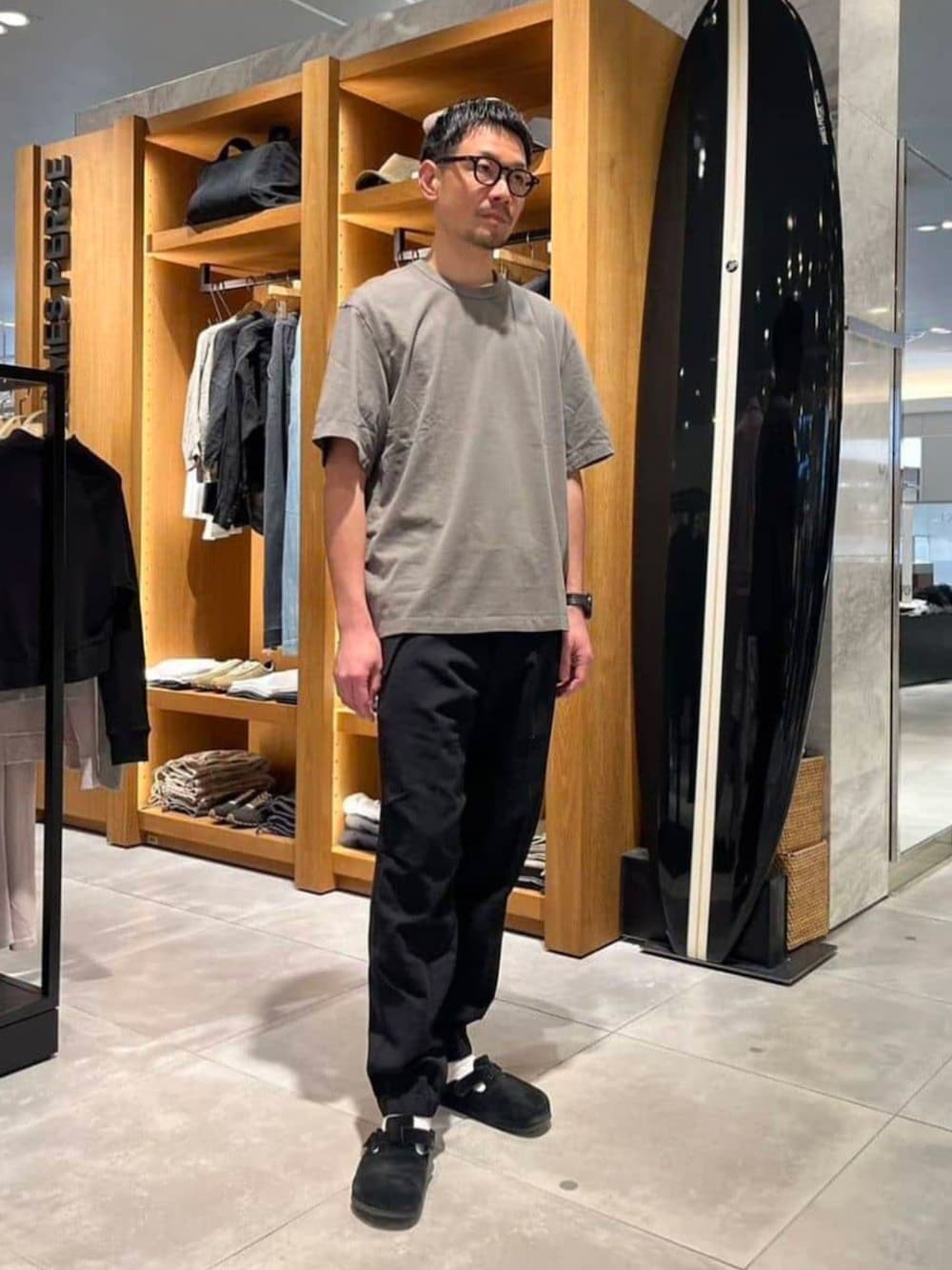 「TOMORROWLAND、トゥモローランド、JAMES PERSE、Tシャツ、フライトパンツ、カジュアル、デイリーカジュアル」｜「JAMES PERSEのヘビーリュクスジャージー クルーネックTシャツ MLOJ3739（Tシャツ/カットソー、グリーン系）」を使った、Nishio_TOMORROWLANDさん（メンズ・183cm）の春コーディネートの1枚目の写真