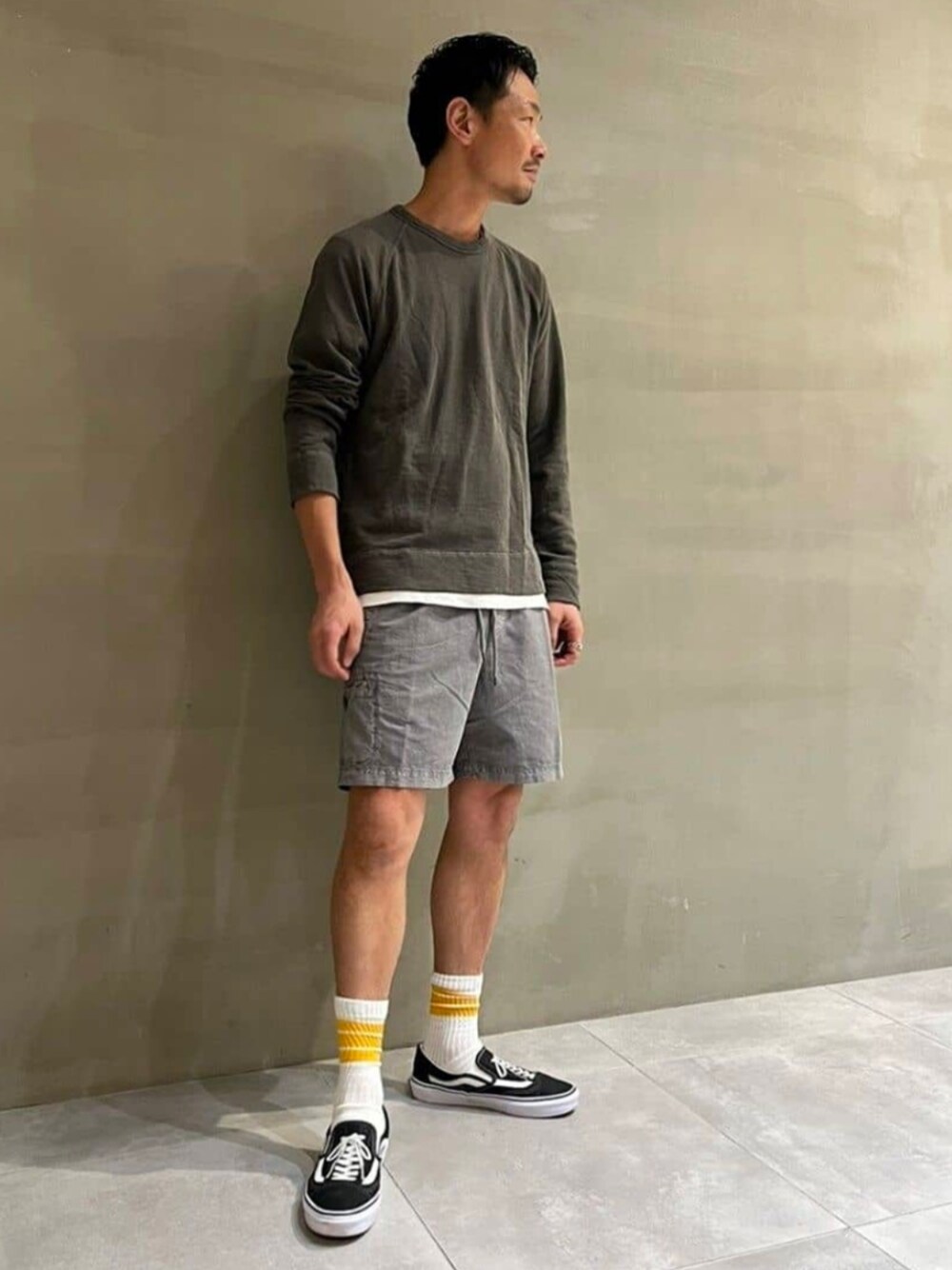 「TOMORROWLAND、トゥモローランド、JAMES PERSE、スウェット、Tシャツ、ショートパンツ、デイリーカジュアル、リラックススタイル」｜「JAMES PERSEのバックパイル スエットプルオーバー MXA3278（スウェット、ブラウン系）」を使った、Nishio_TOMORROWLANDさん（メンズ・183cm）の夏コーディネートの1枚目の写真