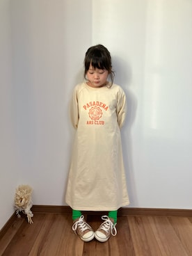 「CIAOPANIC TYPY（チャオパニックティピー）の【KIDS】ミニ裏毛ボリュームスリーブプリントロングワンピース（ワンピース、ベージュ系）」を使った、honooo01さん（キッズ・110cm）の秋コーディネート
