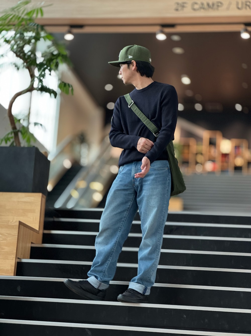 「ワイドパンツ、メンズコーデ、大人カジュアル、デニム、ブラック、キレイめカジュアル、ダメージデニムパンツ、ストリートコーデ、ネイビー、Levi's、シンプルスタイル」｜「NEW ERAのアイテム（キャップ、ブルー系）」を使った、taka232323232323さん（メンズ・172cm）の春コーディネートの1枚目の写真