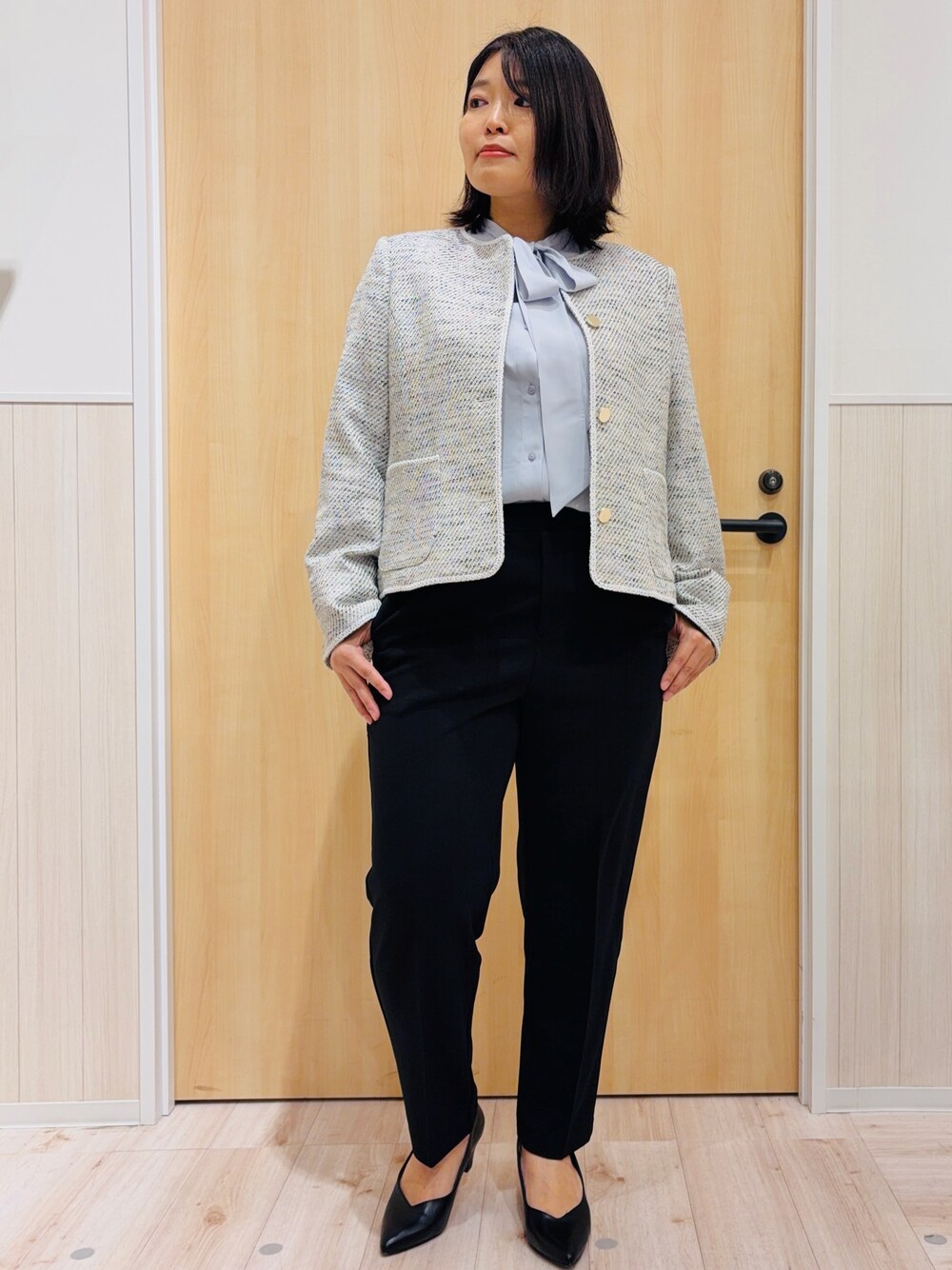 ベージュ系のノーカラージャケット、ブルー系のシャツ/ブラウス、ブラック系のその他パンツを着用したレディースの冬コーディネートの1枚目の写真