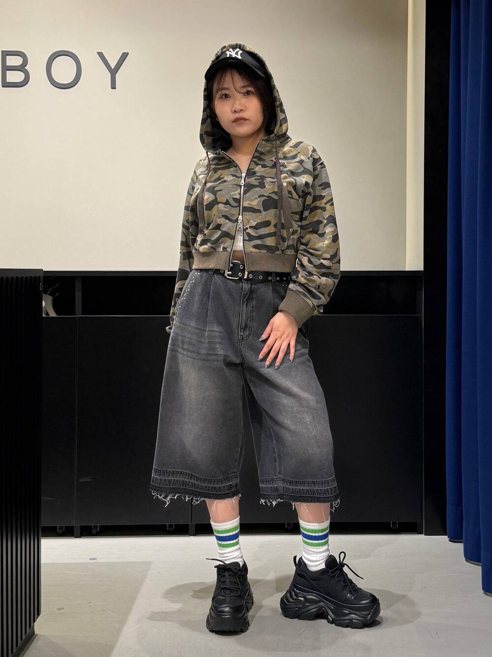 ブラック系のスニーカー、ブラック系のデニムパンツ、その他のパーカーを着用したレディースの夏コーディネートの1枚目の写真