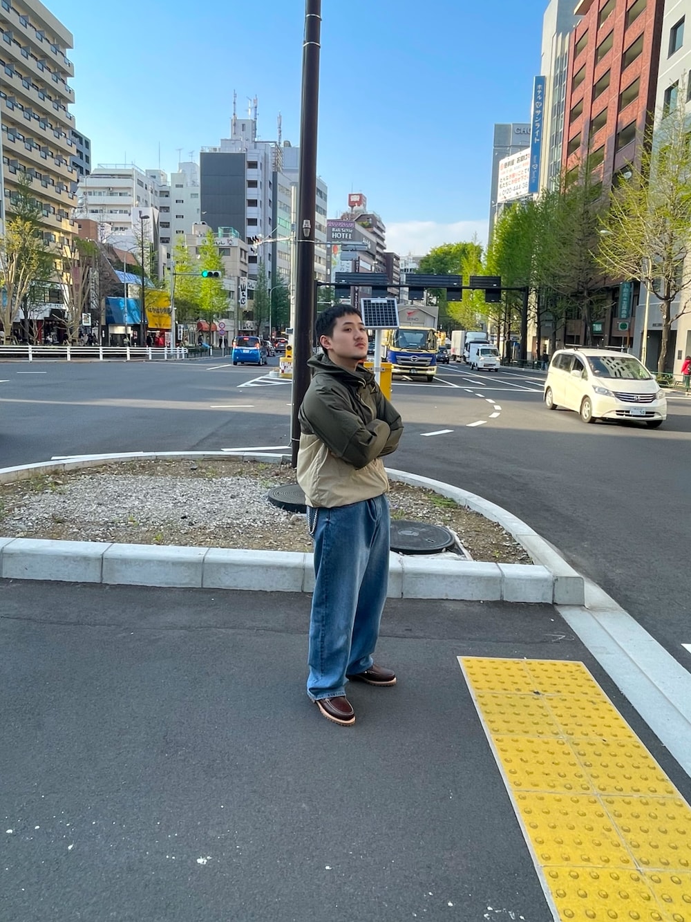 「大人カジュアル、最近のいい感じコーデ、アウトドアスタイル、春夏コーデ、カジュアルコーデ、シンプルコーデ、オトナカジュアル、ジャケット、デニム、デニムパンツ、革靴、シンプル、ローファー、休日スタイル、どんなコーデにもこの一足」｜「Timberlandのアイテム（デニムパンツ、ブルー系）」を使った、Timberland 伊勢丹新宿PC4さん（メンズ・170cm）の春コーディネートの1枚目の写真
