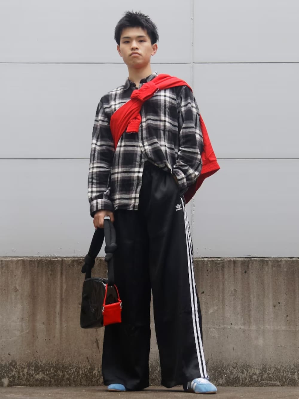 「adidas、adidas originals、アディダス、アディダスオリジナルス、スニーカー、アディカラー、テラス、スリーストライプス、ナイロンジャケット、ワイドパンツ、サテンパンツ、TOKYO」｜「adidasのアディカラー ウーブン ファイヤーバード トラックトップ（ジャージ） / トラックジャケット / アディダスオリジナルス adidas Originals（ナイロンジャケット、レッド系）」を使った、SWさん（メンズ・185cm）の冬コーディネートの1枚目の写真