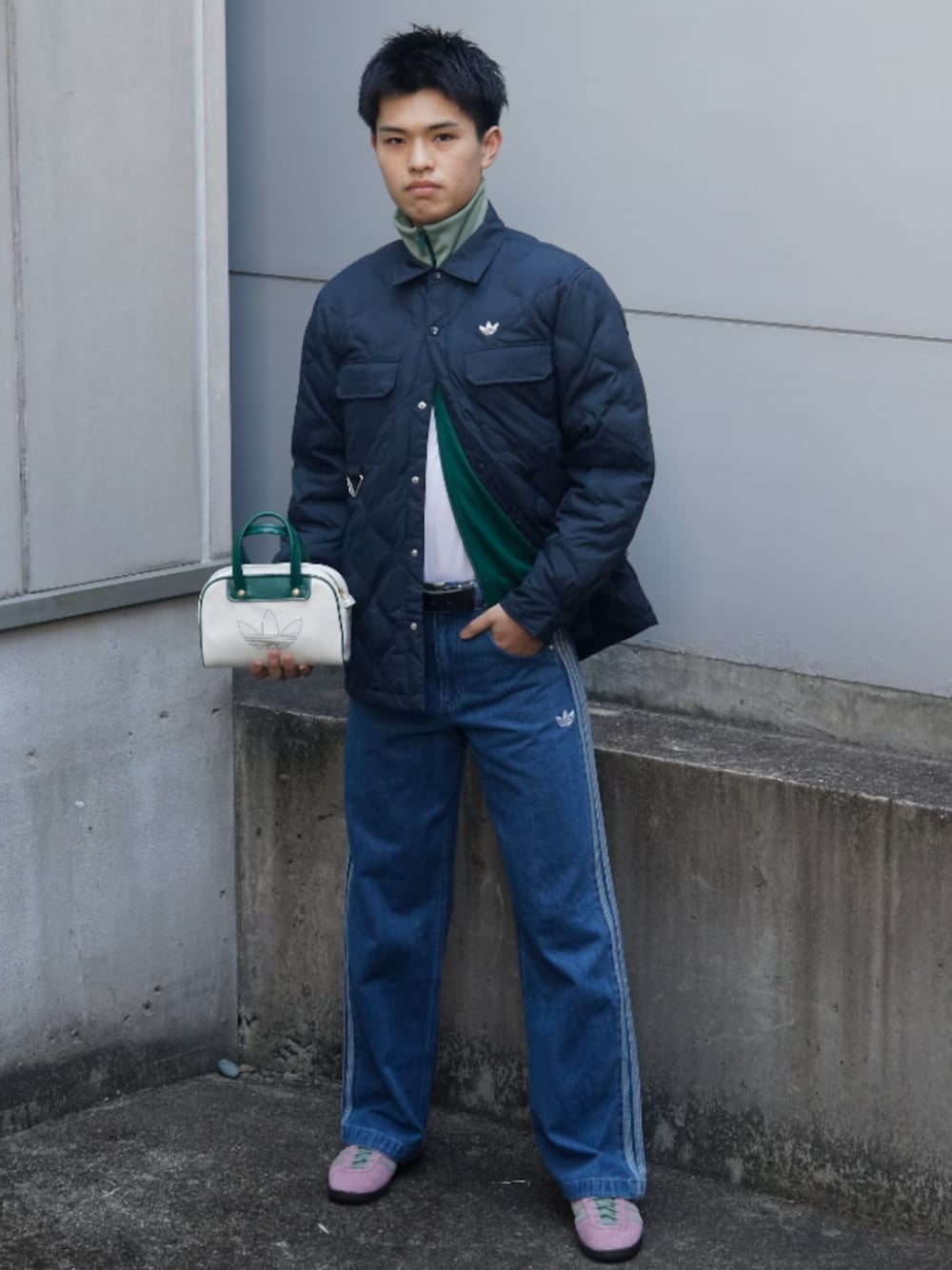 「スニーカー、アウター、adidas、ジャージ、アディダス、ショルダーバック、adidas originals、アディダスオリジナルス、トラックトップ、アディカラー」｜「adidasのLIGHTWEIGHT DOW / アディダスオリジナルス adidas Originals（ダウンジャケット/コート、ブルー系）」を使った、SWさん（メンズ・185cm）の冬コーディネートの1枚目の写真