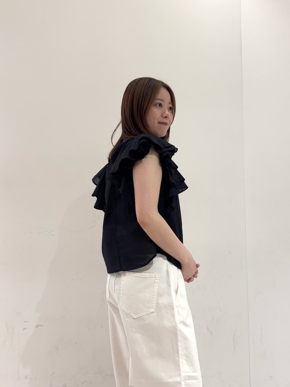 ブラック系のシャツ/ブラウス、ホワイト系のデニムパンツを着用したレディースの夏コーディネートの1枚目の写真