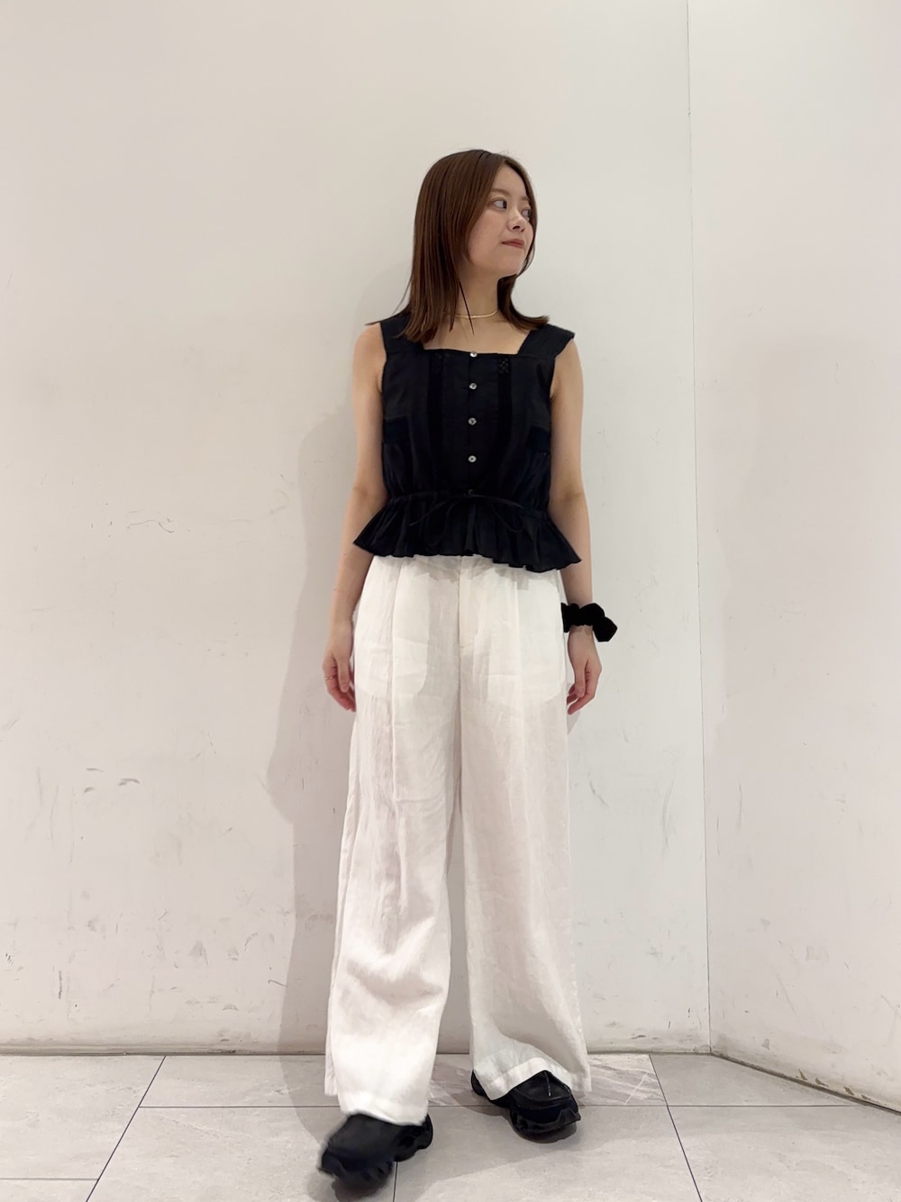 ブラック系のシャツ/ブラウス、ホワイト系のその他パンツ、ブラック系のスニーカーを着用したレディースの夏コーディネートの1枚目の写真