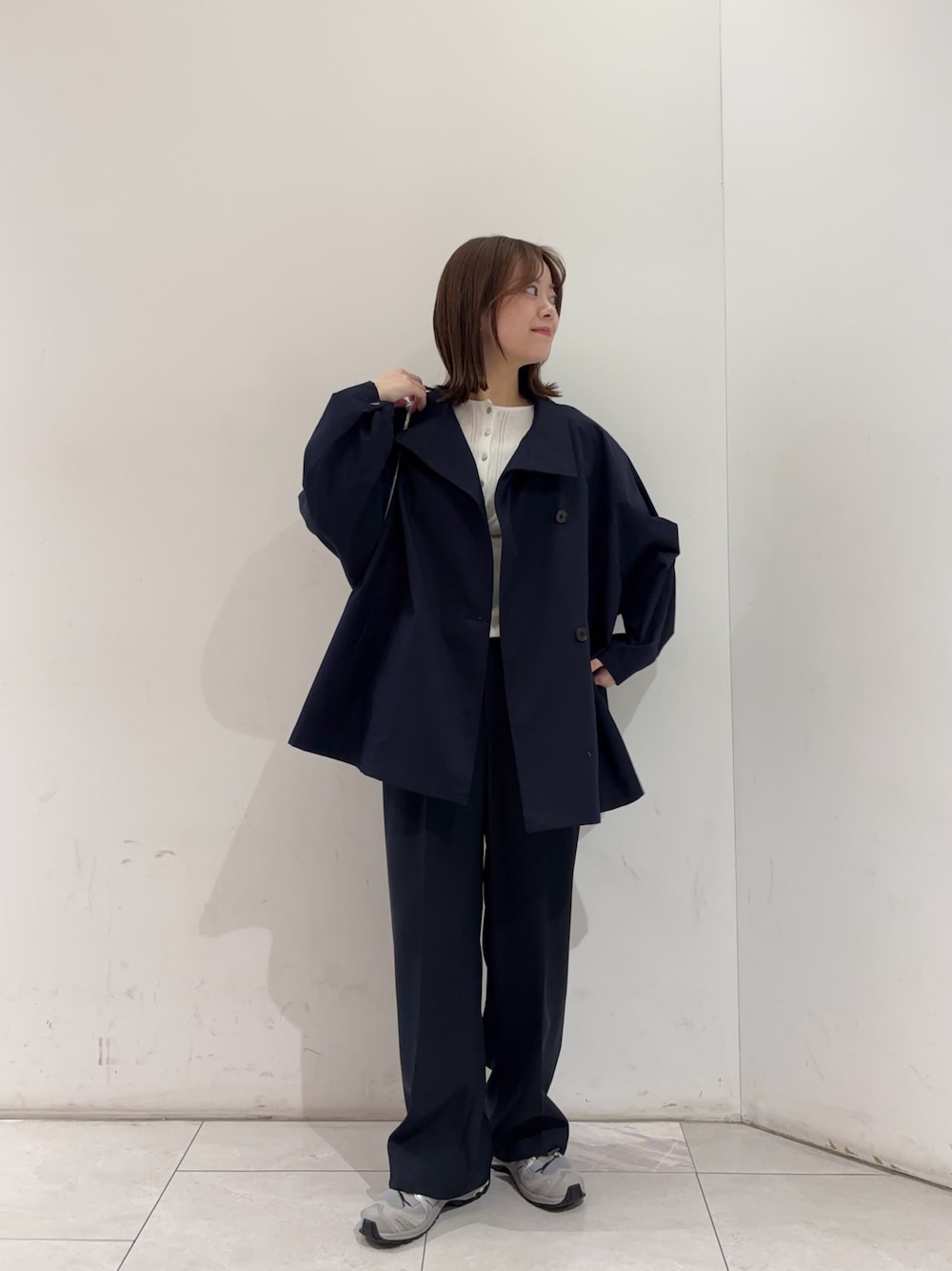 ブルー系のトレンチコート、ホワイト系のニット/セーター、ホワイト系のニット/セーターを着用したレディースの冬コーディネートの1枚目の写真