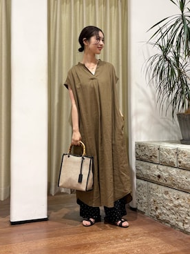 「URBAN RESEARCH DOORS（アーバンリサーチドアーズ）のリネンレーヨンスキッパーフレンチワンピース（ワンピース、ベージュ系）」を使った、藤田　瀬名さん（レディース・156cm）の夏コーディネート