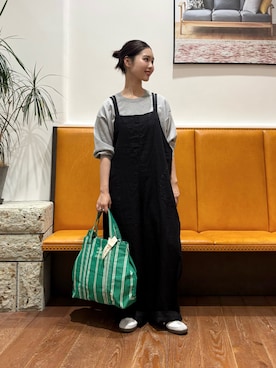 「URBAN RESEARCH DOORS（アーバンリサーチドアーズ）のウォッシャブルブライトプルオーバー｜春服/春ニット/洗濯可/オフィスカジュアル/通勤（Tシャツ/カットソー、グレー系）」を使った、藤田　瀬名さん（レディース・157cm）の春コーディネート