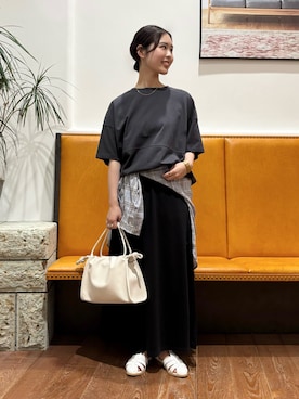 「URBAN RESEARCH DOORS（アーバンリサーチドアーズ）のヘムドロストプルオーバー（Tシャツ/カットソー、グレー系）」を使った、藤田　瀬名さん（レディース・157cm）の春コーディネート